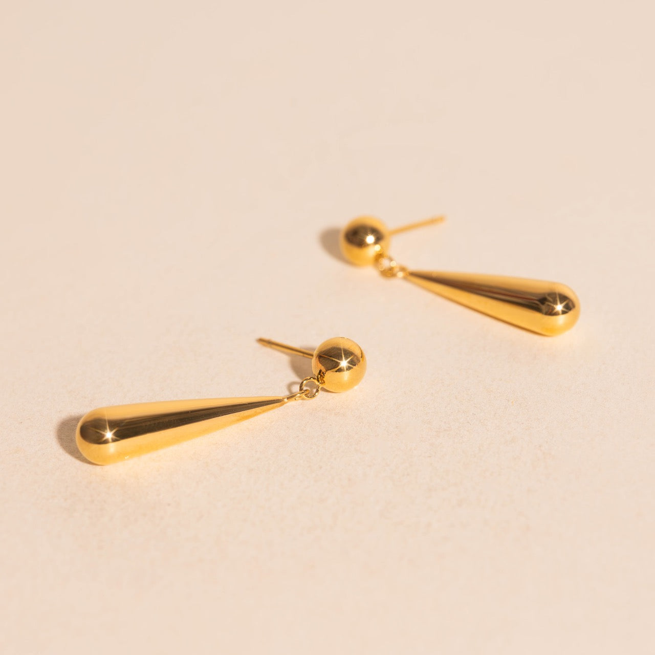 アクセサリー Me&Ro 10K Gold Teardrop Om Stud Earrings Me&Ro 10K Gold Teardrop Om Stud Earrings