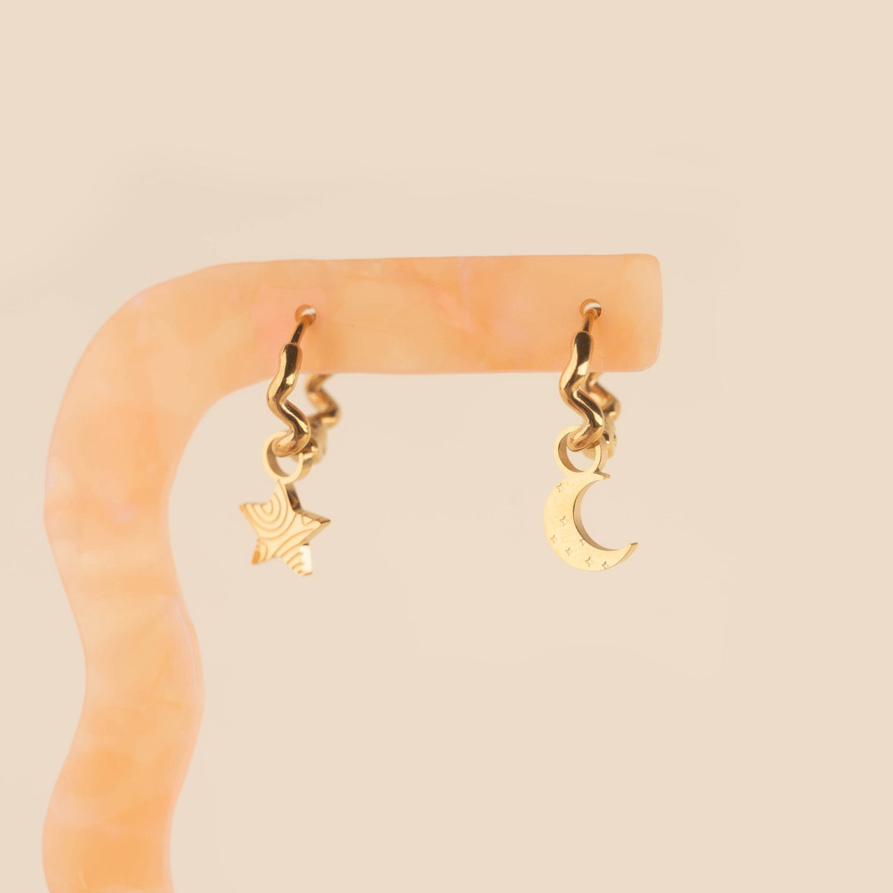 TseenYi Boho Moon Huggie Hoop Orecchini D'oro Luna Dangle Orecchini A Cerchio Piccola Luna Crescente Goccia Orecchini Minuscoli Crsecent Huggie Orecchini Gioielli Per Donne E Ragazze Regali TseenYi Boho Moon Huggie Hoop Orecchini D'oro Luna Dangle Orecchini A Cerchio Piccola Luna Crescente Goccia Orecchini Minuscoli Crsecent Huggie Orecchini Gioielli Per Donne E Ragazze Regali