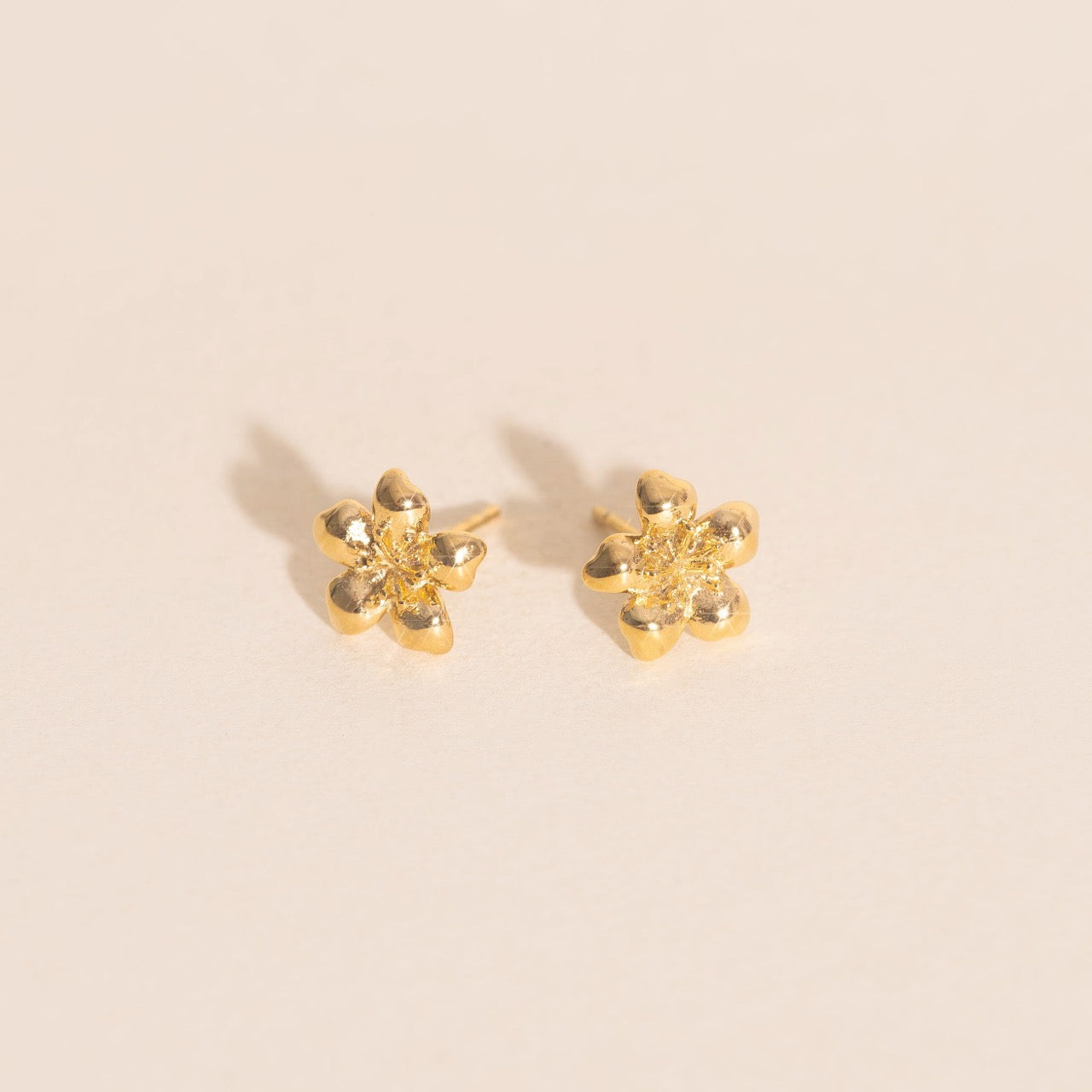 Mini Hibiscus Stud Earrings – Oh Clementine