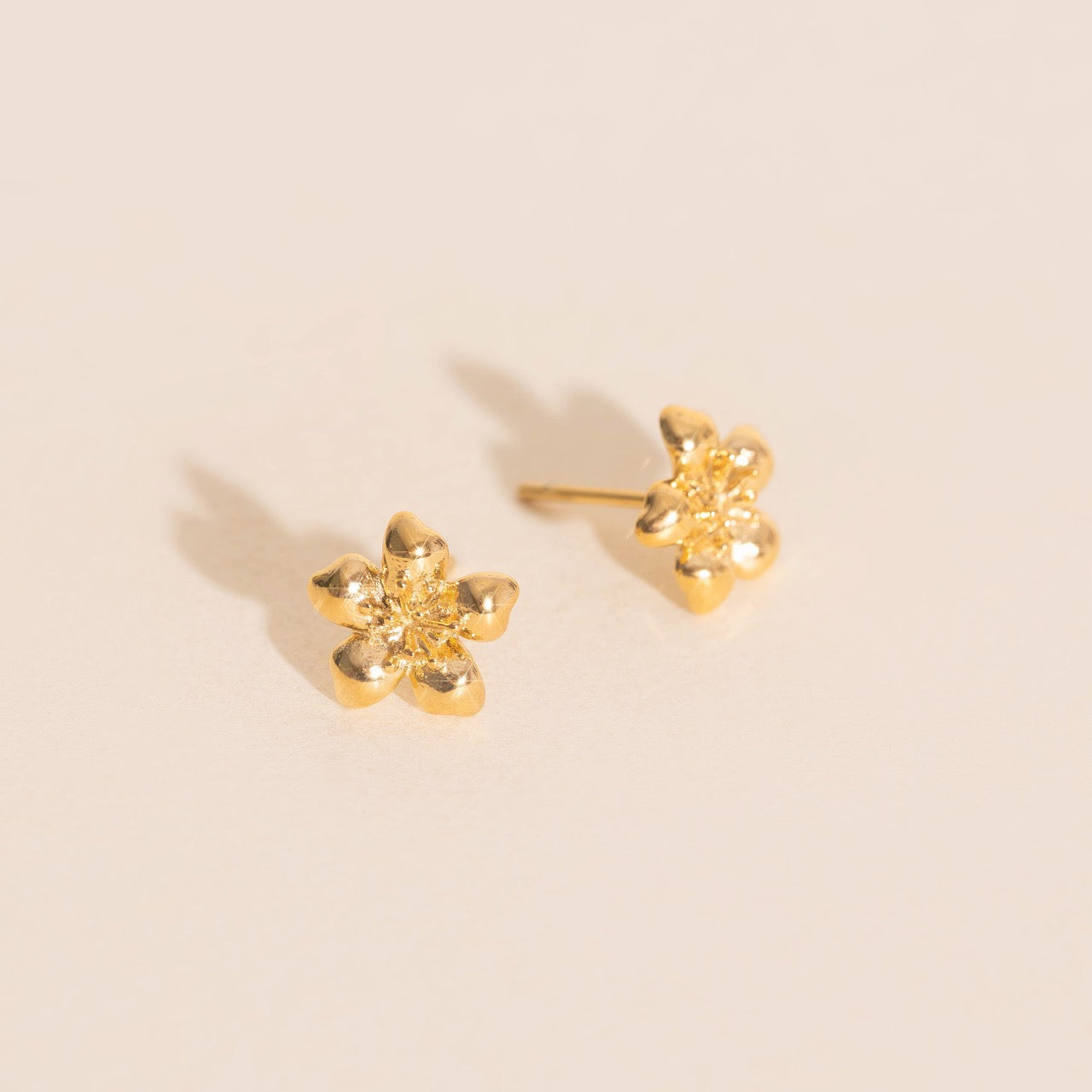 Mini Hibiscus Stud Earrings – Oh Clementine