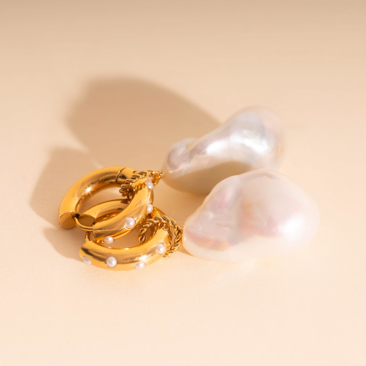 Orecchini A Cerchio Huggie Con Perla Madreperla - Placcato Oro 18K - Gioielli Eleganti E Staccabili Per Donna